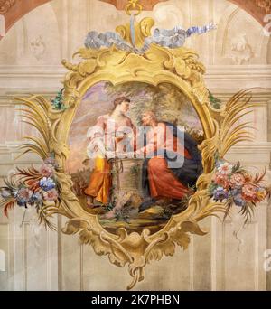CHIAVENA, ITALIE - 20 JUILLET 2022 : la fresque de Jésus et de la Samaritaine au puits de l'église San Lorenzo Banque D'Images