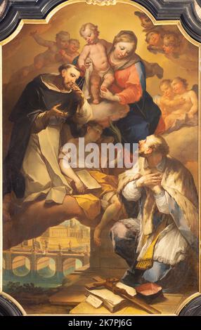 CHIAVENA, ITALIE - 20 JUILLET 2022 : la peinture de Madonna avec Saint-Dominique et Saint-Jean-Nepomuk dans l'église la Collégiata di San Lorenzo Banque D'Images
