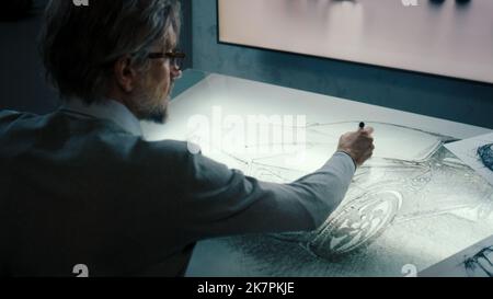 Le graphiste automobile dessine un croquis du modèle prototype d'une voiture avec écran tactile graphique d'affichage numérique, table utilisant un stylet dans un laboratoire innovant de haute technologie. Banque D'Images