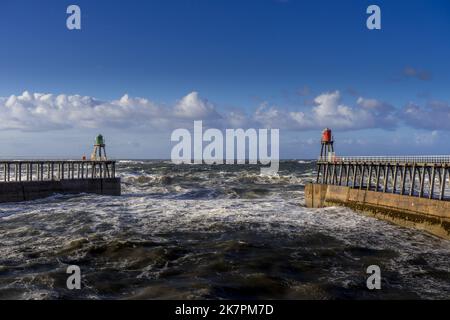 Vue sur la mer à Whitby. Les jetées est et ouest encadrent la photo. Banque D'Images