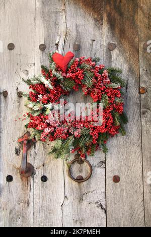 Couronne de Noël sur une ancienne porte rustique en bois Banque D'Images