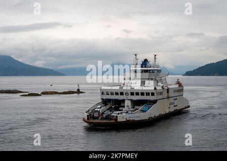 Un traversier, la Reine de Capilano, entre dans le terminal de traversier de Horseshoe Bay, à West Vancouver (Colombie-Britannique), au Canada. Banque D'Images