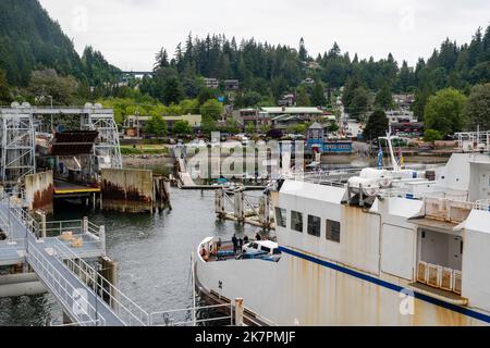 Un traversier, la Reine de Capilano, entre dans le terminal de traversier de Horseshoe Bay, à West Vancouver (Colombie-Britannique), au Canada. Banque D'Images