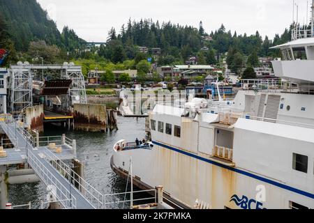 Un traversier, la Reine de Capilano, entre dans le terminal de traversier de Horseshoe Bay, à West Vancouver (Colombie-Britannique), au Canada. Banque D'Images