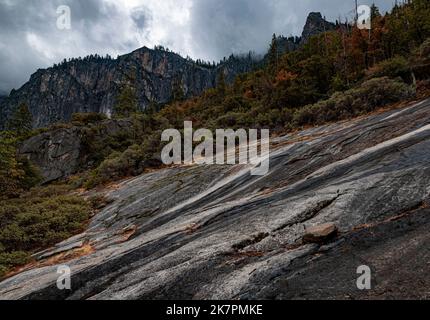 Une zone ouverte de granit montre des couleurs striées à travers elle, près de tunnel View, parc national de Yosemite, Californie Banque D'Images