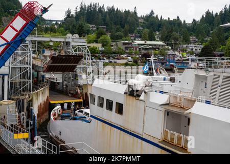 Un traversier, la Reine de Capilano, entre dans le terminal de traversier de Horseshoe Bay, à West Vancouver (Colombie-Britannique), au Canada. Banque D'Images