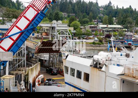 Un traversier, la Reine de Capilano, entre dans le terminal de traversier de Horseshoe Bay, à West Vancouver (Colombie-Britannique), au Canada. Banque D'Images