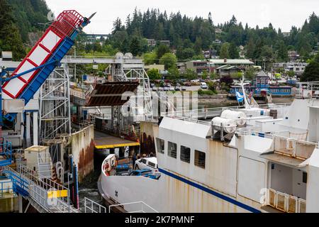 Un traversier, la Reine de Capilano, entre dans le terminal de traversier de Horseshoe Bay, à West Vancouver (Colombie-Britannique), au Canada. Banque D'Images