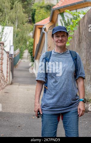 Vue d'une femme qui prend une rue en amont avec des marches pour rejoindre les vignes en terrasse et le Mémorial national de Forced Incorporated Banque D'Images