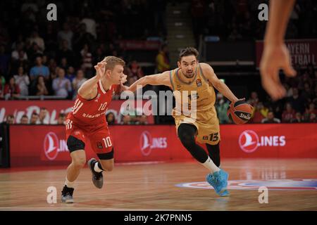 Munich, Allemagne. 18th octobre 2022. Tomas Satoransky ( 13 Barcelone ) et Ognjen Jaramaz ( 10 Bayern ) lors du match de basketball Euroligue de Turkish Airlines entre le FC Bayern Basketball et le FC Barcelone basket à l'Audi Dome à Munich, EN ALLEMAGNE. (Foto: Julia Christin Kneissl/Sports Press photo/C - DÉLAI D'UNE HEURE - ACTIVER seulement FTP SI LES IMAGES DE MOINS D'UNE HEURE - Alay) crédit: SPP Sport Press photo. /Alamy Live News Banque D'Images