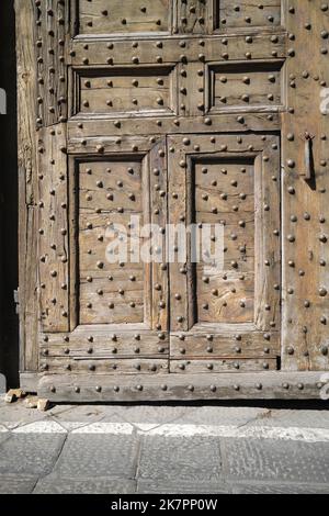 Ancienne porte en bois à Porta Romana à Florence en Italie Banque D'Images