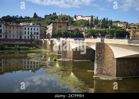 Pont Ponte alle Grazie et rivière Arno Florence Italie Banque D'Images