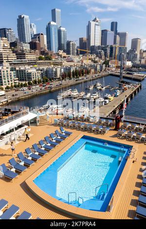 Vue panoramique du centre-ville de Seattle depuis un bateau de croisière à l'embarcadère 66 de Seattle, Washington, États-Unis Banque D'Images