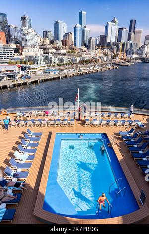 Vue panoramique du centre-ville de Seattle depuis un bateau de croisière à l'embarcadère 66 de Seattle, Washington, États-Unis Banque D'Images