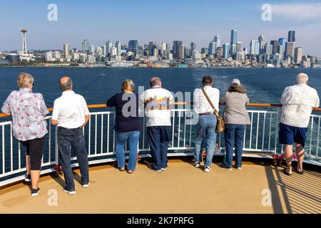 Touristes sur un bateau de croisière qui surplombe les gratte-ciel du centre-ville de Seattle - Seattle, Washington, États-Unis Banque D'Images