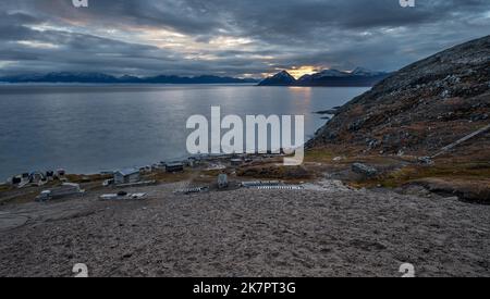 L'océan Arctique et les monts Byam Martin avec des luges et des huttes sur la côte de l'île de Baffin Banque D'Images