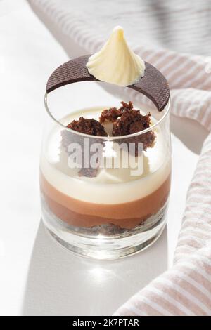 Trois chocolats mousse de blanc, de lait et de chocolat noir sur fond blanc pour le menu du restaurant Banque D'Images