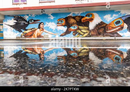 Murale de Bill Ray, Jr « Raven Discovering Mankind in a Clam Shell » sur le City Municipal Building dans le centre-ville de Juneau, Alaska, États-Unis Banque D'Images