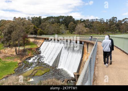 Réservoir du lac Canobolas près d'Orange en Nouvelle-Galles du Sud, inondations dues aux niveaux d'eau élevés suite à des inondations dans toute la Nouvelle-Galles du Sud, Australie, printemps 2022 Banque D'Images