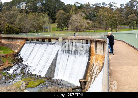 Réservoir du lac Canobolas près d'Orange en Nouvelle-Galles du Sud, inondations dues aux niveaux d'eau élevés suite à des inondations dans toute la Nouvelle-Galles du Sud, Australie, printemps 2022 Banque D'Images