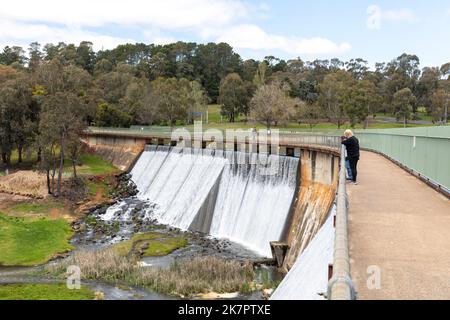 Réservoir du lac Canobolas près d'Orange en Nouvelle-Galles du Sud, inondations dues aux niveaux d'eau élevés suite à des inondations dans toute la Nouvelle-Galles du Sud, Australie, printemps 2022 Banque D'Images