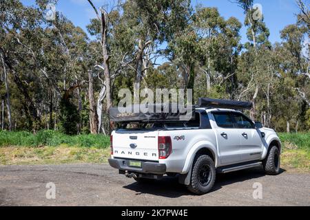 2017 Ford Ranger blanc Wild Track véhicule avec tente darche et cache-abat-jour monté, brousse régionale NSW, Australie Banque D'Images