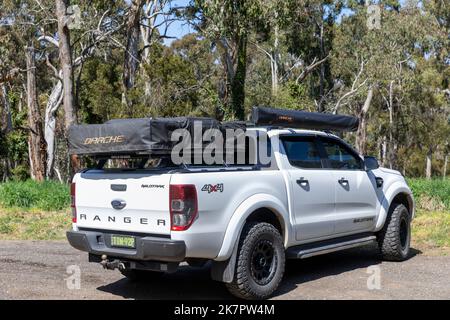 2017 Ford Ranger blanc Wild Track véhicule avec tente darche et cache-abat-jour monté, brousse régionale NSW, Australie Banque D'Images