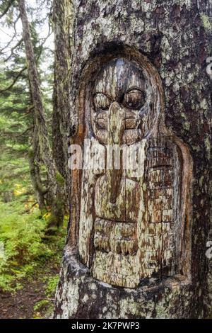 Sculpture traditionnelle de totem d'arbre vivant sur Mount Roberts Trail - Juneau, Alaska, États-Unis Banque D'Images