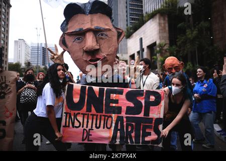 Sao Paulo, Brésil. 18th octobre 2022. SP - Sao Paulo - 10/18/2022 - SAO PAULO, LOI CONTRE LES COUPURES DANS L'ÉDUCATION - mouvement des étudiants pendant une action des écoles, des instituts d'éducation et des universités contre les coupes budgétaires dans l'éducation, sur l'avenue Paulista, dans le centre-ville de Sao Paulo, ce mardi (18). Photo: Ettore Chiereguini/AGIF/Sipa USA crédit: SIPA USA/Alay Live News Banque D'Images