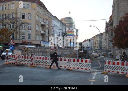 Berlin, Allemagne - 18 octobre 2022 - travaux de construction de rue à Karl Marx Strasse à Neukoelln. (Photo de Markku Rainer Peltonen) Banque D'Images