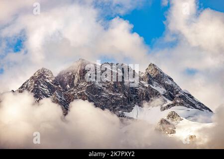 Pic de montagne couvert de neige dans le parc national et la réserve de Glacier Bay, près de Juneau, Alaska, États-Unis Banque D'Images
