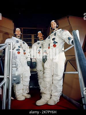 Cape Canaveral, États-Unis. 18th octobre 2022. Les astronautes de l'équipage principal Apollo 9 de la NASA, de gauche à droite, James McDivitt, David Scott et Russell Schweickart posent dans l'espace pendant l'entraînement du simulateur de mission Apollo au Centre spatial Kennedy, à 17 février 1969, à Cape Canaveral, en Floride. McDivitt commanda la première mission de sortie de la mine Gemini et commanda Apollon 9 lors du premier vol orbital en équipage d'un module lunaire, mourut 15 octobre 2022 à l'âge de 93 ans. Credit: NASA/NASA/Alamy Live News Banque D'Images