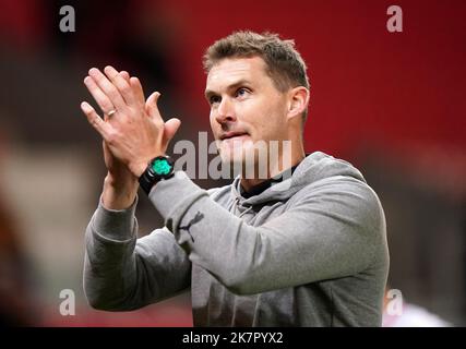 Matt Taylor, gérant de Rotherham United, célèbre la victoire après le match du championnat Sky Bet au stade bet365, Stoke. Date de la photo: Mardi 18 octobre 2022. Banque D'Images