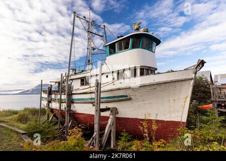 Vieux bateau de pêche en bois à Icy Strait point, Hoonah, Alaska, États-Unis Banque D'Images