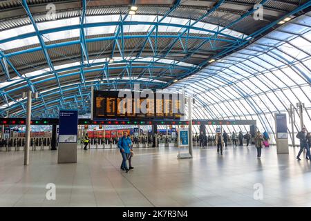 Embarquement à la gare de London Waterloo, Waterloo, London Borough of Lambeth, Greater London, Angleterre, Royaume-Uni Banque D'Images