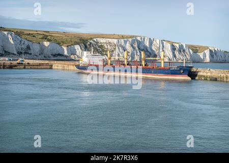 Douvres Harbour Wall avec le petit cargo Seamec Gallant et les falaises blanches en arrière-plan, Kent, Royaume-Uni Banque D'Images