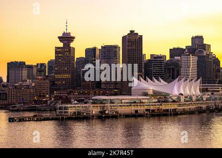 Vue sur la place du Canada et les gratte-ciel du centre-ville de Vancouver au coucher du soleil - Vancouver, Colombie-Britannique, Canada Banque D'Images