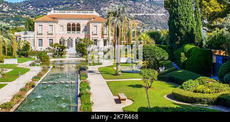 Floraison à la Villa Ephrussi de Rothschild à Cap Saint Martin et une petite piscine - nature étonnante dans le Parc de Vills (japonais, toscan, sud c Banque D'Images