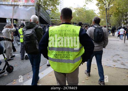 Journée de grève et manifestation interprofessionnelle pour les augmentations de salaire, ici à Paris, environ 20 000 personnes marchent entre la place d'Italie et les Invalides Banque D'Images