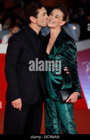 Vinicio Marchioni et Milena Mancini assistent au tapis rouge de 'l'Ombra Di Caravaggio' lors du Festival du film de Rome 17th à Rome Banque D'Images