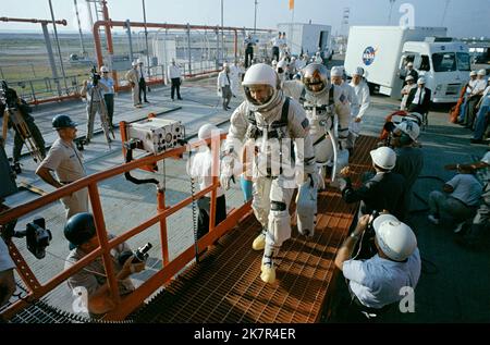 Cape Canaveral, États-Unis. 18th octobre 2022. James A. McDivitt, astronaute de la NASA, commandant de la mission spatiale Gemini Titan 4, suivi par Edward H. White II, pilote, qui monte sur la rampe de l'Pad 19 pendant le compte à rebours avant le lancement au Kennedy Space Center, à 3 juin 1965, au Cap Canaveral, en Floride. McDivitt a commandé la première mission de sortie de l'espace et a pris part au premier vol orbital avec équipage d'un module lunaire, pendant qu'Apollon 9 meurt 15 octobre 2022 à l'âge de 93 ans. Credit: NASA/NASA/Alamy Live News Banque D'Images