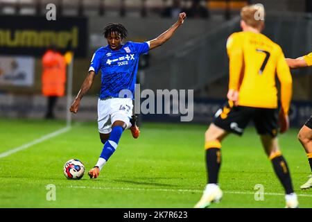 Cambridge, Royaume-Uni. 18th octobre 2022Tawanda Chirewa (42 Ipswich Town) passe le ballon lors du match de Trophée de l'EFL entre Cambridge United et Ipswich Town au R Cotings Abbey Stadium, Cambridge, le mardi 18th octobre 2022. (Crédit : Kevin Hodgson | ACTUALITÉS MI) crédit : ACTUALITÉS MI et sport /Actualités Alay Live Banque D'Images
