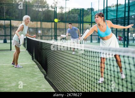 Femmes jouant au padel tennis sur le court Banque D'Images