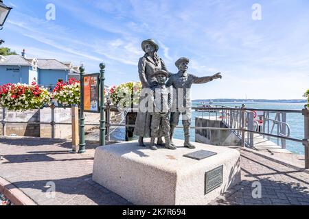 Annie Moore Monument à Cobh, en Irlande statue en bronze créée par le sculpteur irlandais Jeanne Rynhart Banque D'Images