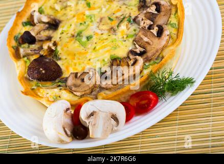 Délicieuse tarte française au fromage et aux champignons Banque D'Images