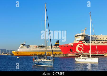 Le Paglia Orba (1994) de Corsica Linea et le MS Mega Smeralda (1985) de Corsica Ferries - Sardaigne Ferries à Ajaccio (Corse), France Banque D'Images