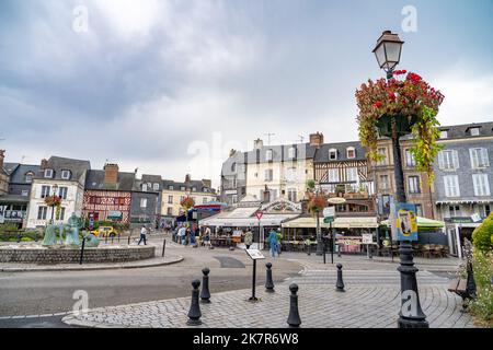 Le pittoresque village de Honfleur, en France, abrite des maisons, des restaurants et des boutiques dans cette charmante ville portuaire Banque D'Images
