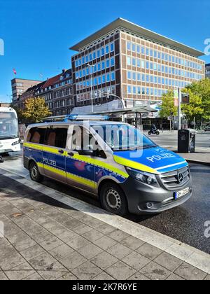 Kiel, Allemagne - 16. Octobre 2022 : minibus de police allemand à la gare routière principale de Kiel en Allemagne Banque D'Images
