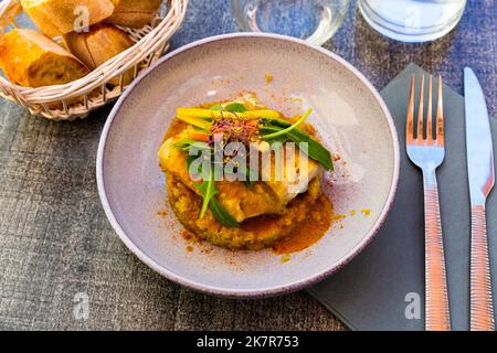 Filet de goberge frit au quinoa, au curry et aux légumes Banque D'Images