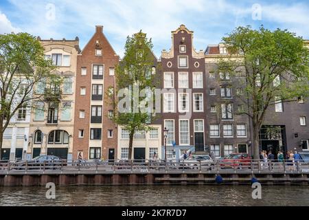 Belles maisons sur le canal empilées dans une rangée à Amsterdam Banque D'Images